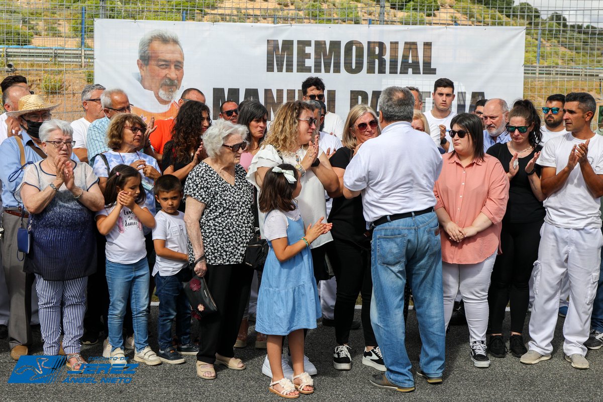 circuitodejerez's tweet photo. El @circuitodejerez y @famotos rindieron homenaje póstumo esta tarde  al comisario de pista Manuel Pantoja de los Santos. Se guardó 1 minuto de silencio en su memoria y se le entregó a la familia por parte de la F.A.M de la medalla de bronce al mérito motociclista. https://t.co/fd5Y7GJY1L