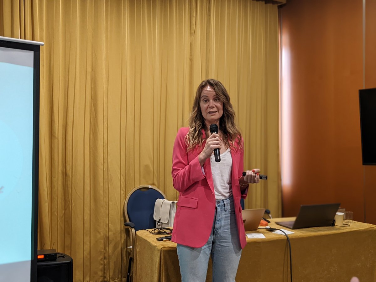 pauloxnet's tweet photo. I'm participating in the talk "What do you want to be known for?" by Angela Parker @AngelaParkerFIT at the PyCon Italia 2022 conference 🐍

An interactive and engaging talk about our personal #values ​​our #decisions and our #legacy 💡

#PyConIT2022 🇮🇹 #PyCommunity 🫂 https://t.co/dlPt35kpw3