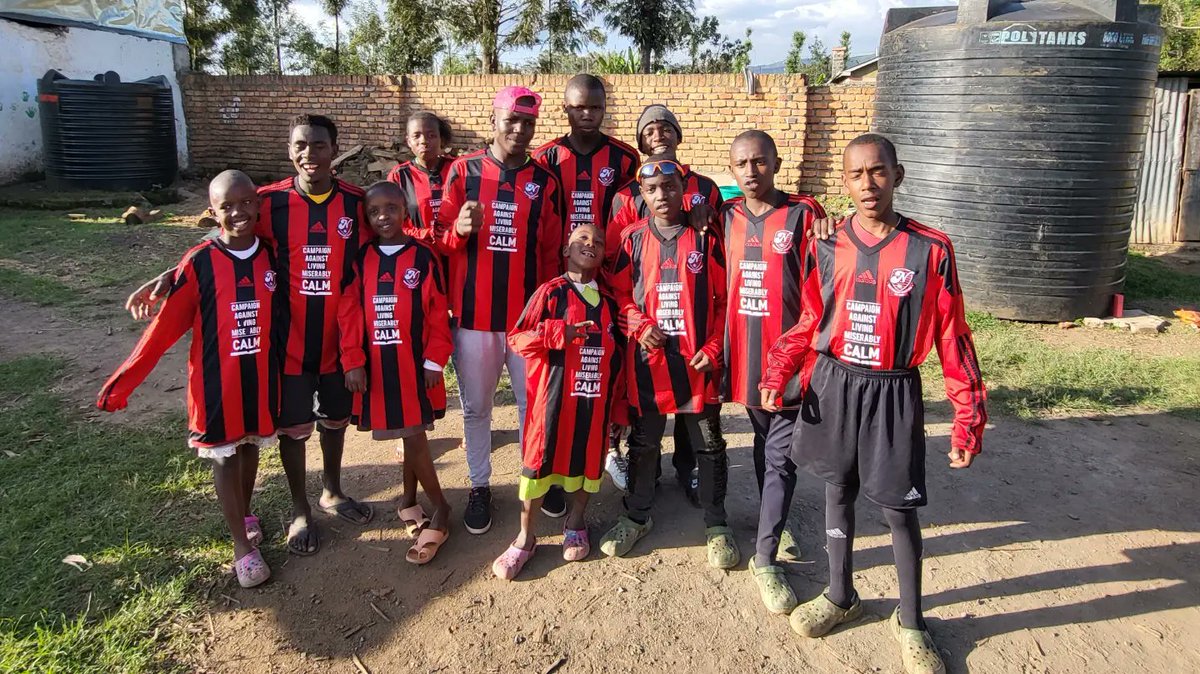 Nottsborough's tweet photo. Nottsborough's gone international 🤙

Great to donate one of our kits to @stjeromescentre in Kenya 🇰🇪 , supporting the home and the kids with becoming Kenya's next Victor Wanyama 🤝

New kits soon come 👀 https://t.co/RiqeUMvflm