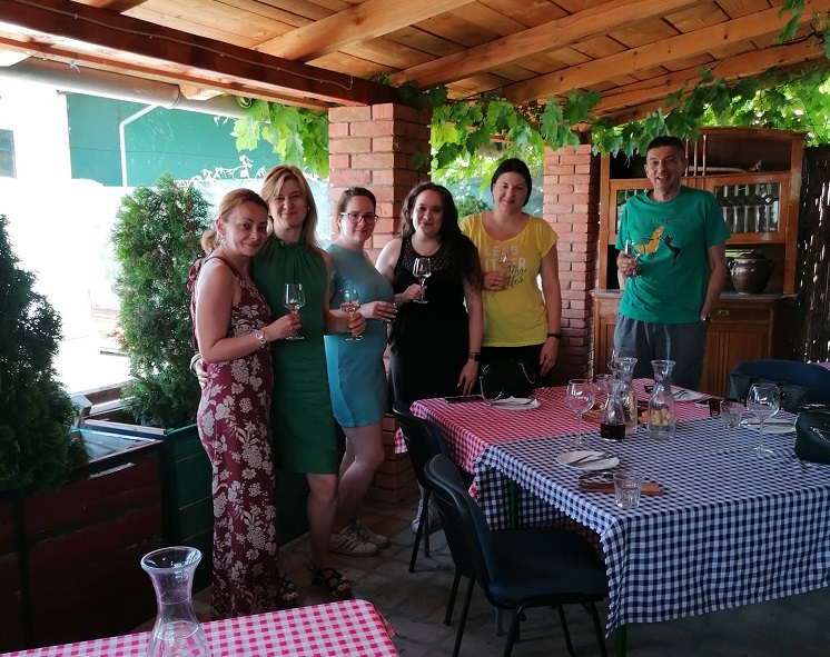 Neshavuc's tweet photo. Ja danas prešpartao od Banata prema Sremu da posetim moju dragu @ljubichica77 i pijem sjajnog vina @MackovPodrum, a šta ste vi lepo uradili? https://t.co/ucM5sVeuys