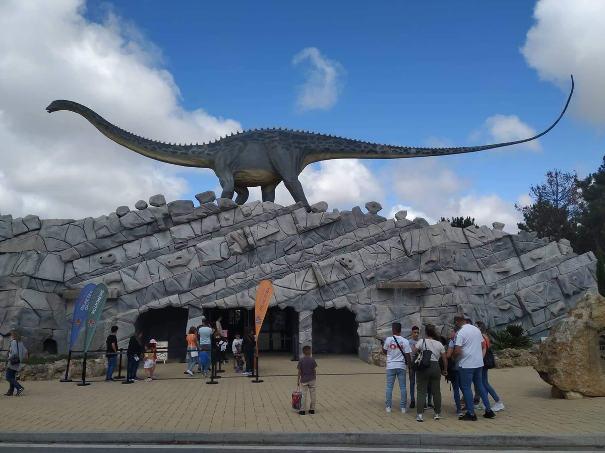 Squared_Potato's tweet photo. O nosso @caixadoulisses anda à caça de monstros no Dino Parque da Lourinhã com um expert em dinossauros!! Tragam as vossas famílias também para um programa que promete.
#JurassicWorldDominion #DinoParque https://t.co/YRNmXRIzUN