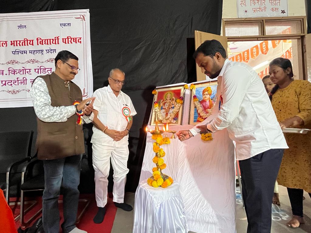 ABVPPune's tweet photo. पश्चिम महाराष्ट्र प्रदेश अभ्यास वर्ग, तासगांव जि. सांगली येथे होत आहे. या अभ्यास वर्गाच्या "स्व. किशोर पंडित प्रदर्शनी" कक्षाचे उद्घाटन आज सांगली जिल्हा ॲथलेटिक असोशियनचे अध्यक्ष मनोहर सारडा, प्रदेश अध्यक्ष प्रा. निर्भय विसपुते, प्रदेश मंत्री अनिल ठोंबरे 
१/२ https://t.co/I3iEcQ33hs