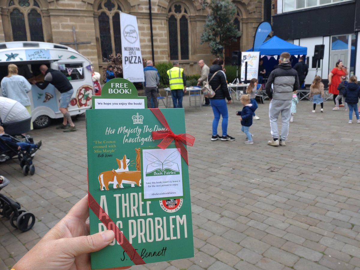 _AnnaBlight's tweet photo. The Book Fairies continue their #Jubilee weekend with another corker - The Three Dog Problem by S. J. Bennett - left at the #Pontefract celebrations.
#ibelieveinbookfairies #ThreeDogProblem #TBFThreeDog #TBFBonnier #PlatinumJubilee #TheQueen #HerMajesty #BookFairiesinCrime https://t.co/rCT23LiG14