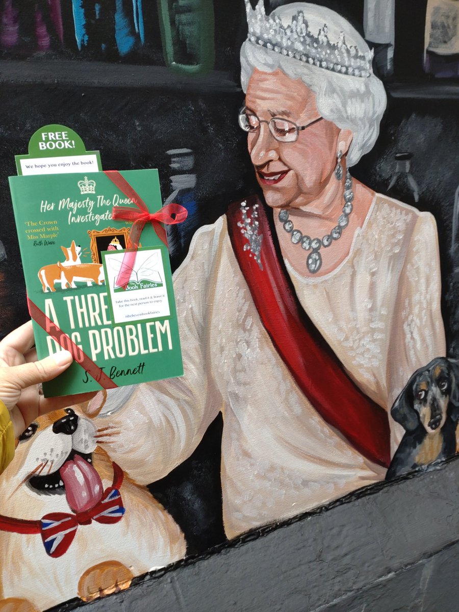 _AnnaBlight's tweet photo. The Book Fairies continue their #Jubilee weekend with another corker - The Three Dog Problem by S. J. Bennett - left at the #Pontefract celebrations.
#ibelieveinbookfairies #ThreeDogProblem #TBFThreeDog #TBFBonnier #PlatinumJubilee #TheQueen #HerMajesty #BookFairiesinCrime https://t.co/rCT23LiG14