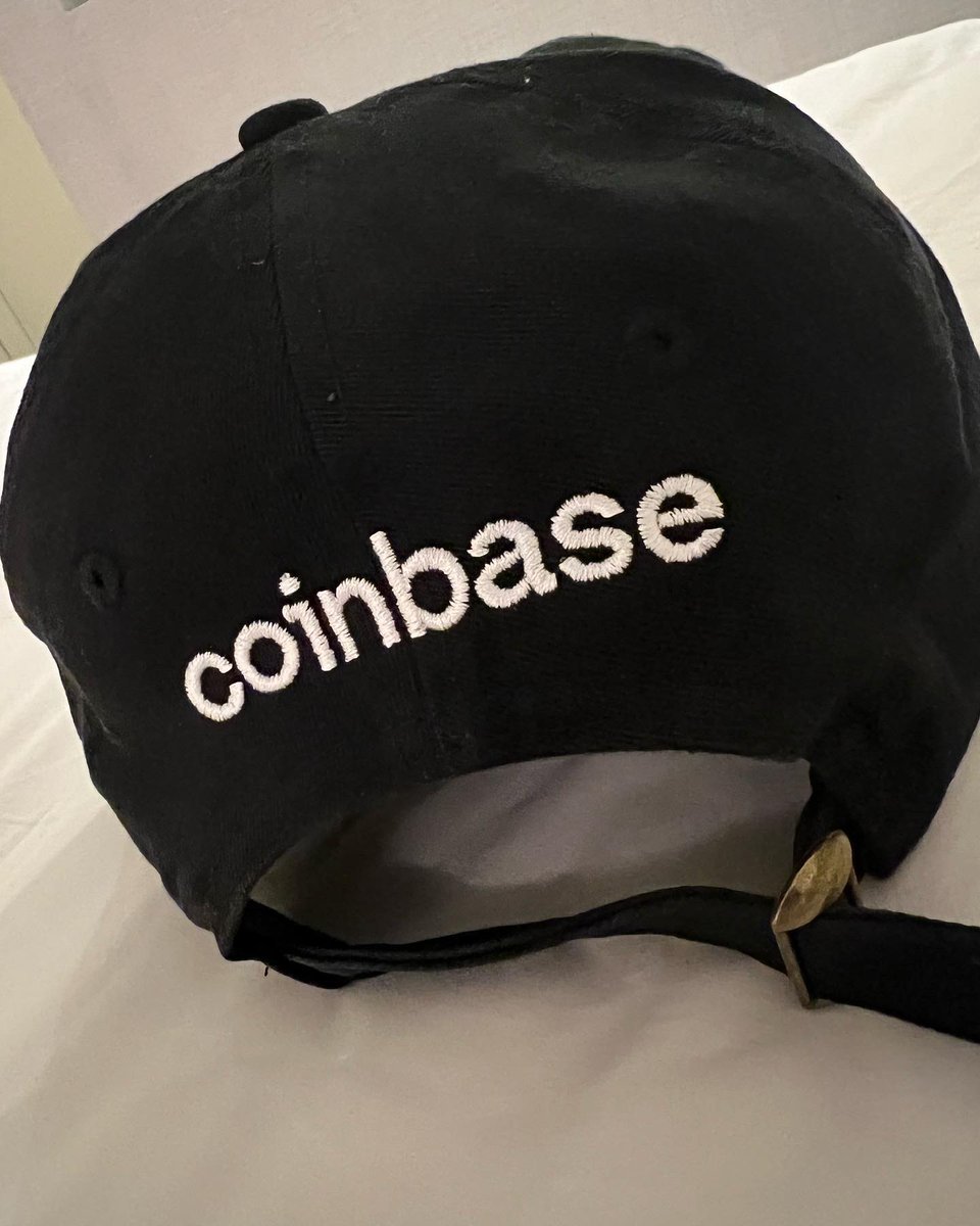 My OOTD:
Baseball cap: <a href="/coinbase/">Coinbase 🛡️</a>
Tshirt: <a href="/monkeykingdom/">Monkey Kingdom 🐒👑</a> <a href="/ambushdesign/">AMBUSH®</a> 
😆😆😆
#ootd #fashionistastyle #tothemoon