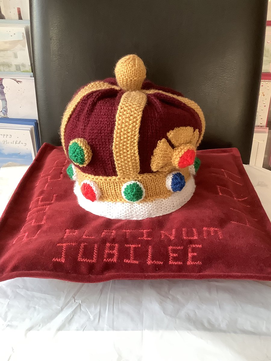 PassTheParcelUK's tweet photo. So grateful to have this crown for our Jubilee window display. It has been knitted with lots of care by a local lady from Broomfleet. It is absolutely gorgeous &amp; we are so privileged to have it for our window display. Many thanks 😍 https://t.co/HALnihAx1d