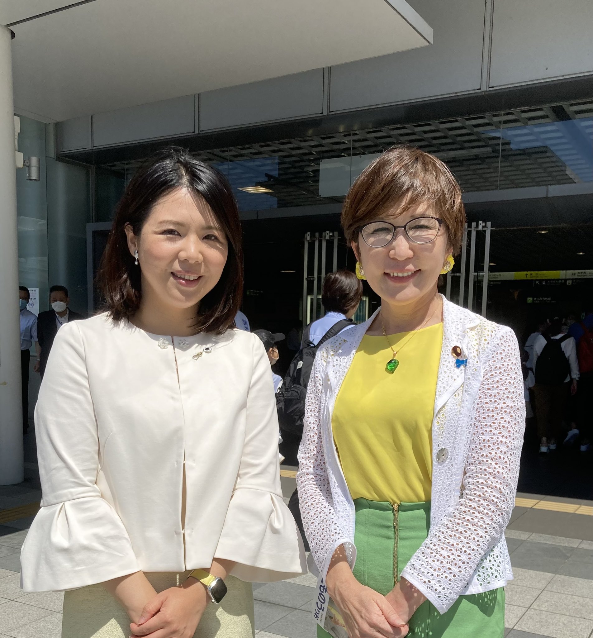 稲田朋美 福井で参議院全国比例候補予定の とものうりおさんの総決起大会が開催されました とものうさんは 看護師で弁護士 二人のお子さんの母親でもあります 福井駅前で街頭演説会も開催して 6期目を目指す福井選挙区の参議院議員山崎正昭先生と