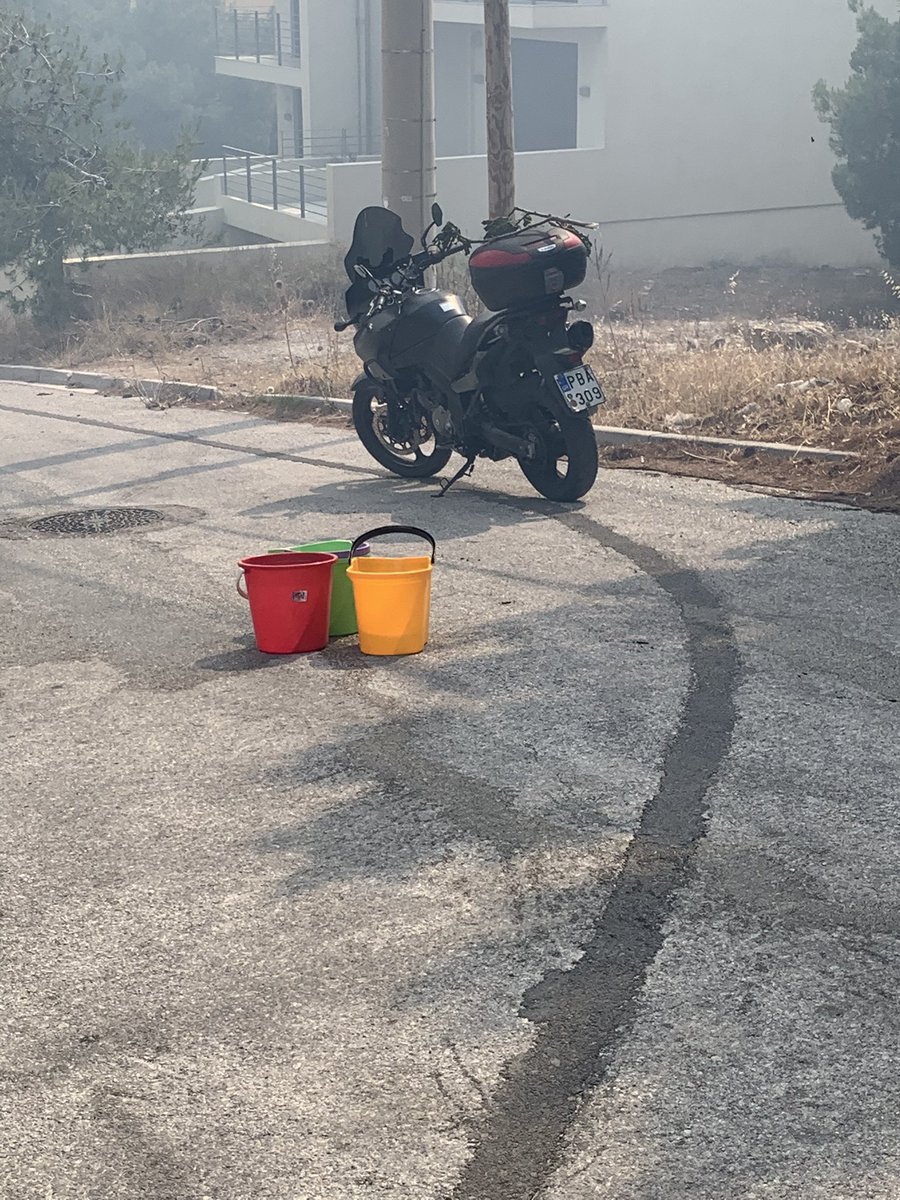 georgekakousis's tweet photo. Πυροσβέστες με υπερσύγχρονα μέσα προσπαθούν να σβήσουν τη φωτιά… #πυρκαγια https://t.co/yYDRpoHVew