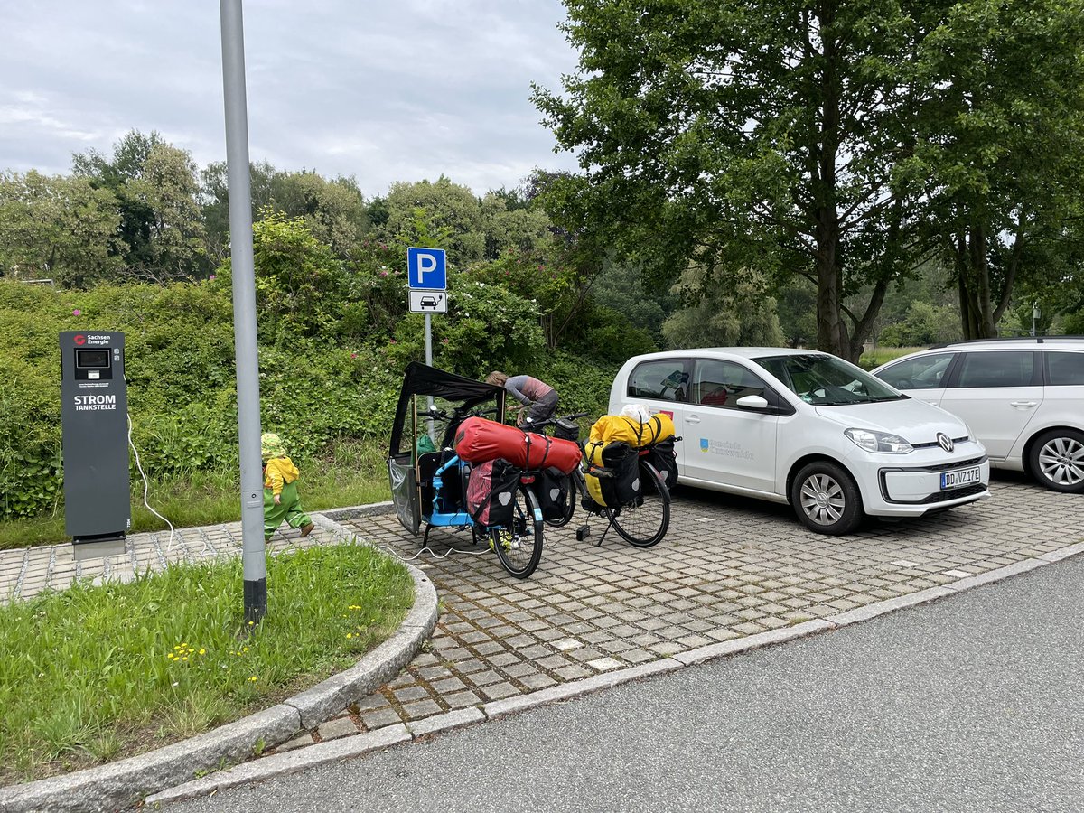 dieg0's tweet photo. Ladestation mit angeschlossener Walderdbeerversorgung in Cunewalde. Wir haben uns diese Woche auch mal eines der neueren Shimano-Schnellladegeräte (EC-E8004) gegönnt. Deutlich kompakter als das alte (EC-E6000) und liefert sogar 15 % mehr max. Ladestrom. #DD_GR https://t.co/hR4y8sbZWd