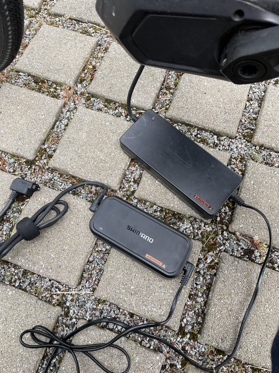 dieg0's tweet photo. Ladestation mit angeschlossener Walderdbeerversorgung in Cunewalde. Wir haben uns diese Woche auch mal eines der neueren Shimano-Schnellladegeräte (EC-E8004) gegönnt. Deutlich kompakter als das alte (EC-E6000) und liefert sogar 15 % mehr max. Ladestrom. #DD_GR https://t.co/hR4y8sbZWd