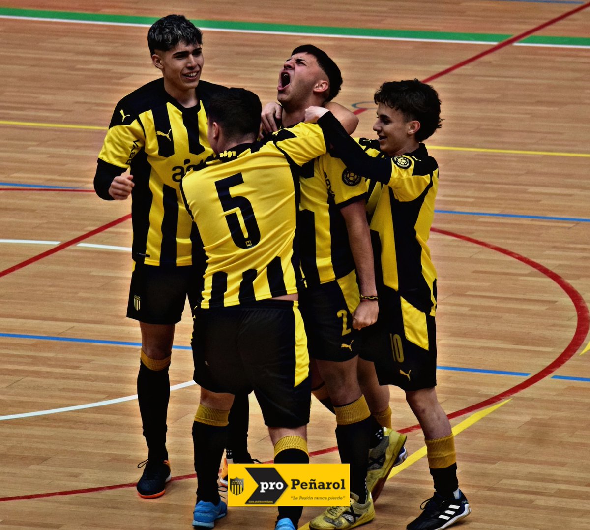 #FutsalClasicoSub20 | Con goles de Franco Duque, Tomás Gallego y Franco Libbi, <a href="/FutbolSalaCAP/">PEÑAROL | Fútbol Sala</a> le ganó a <a href="/nacional/">Nacional</a> 3 a 2.

#VAMOSLOSPIBES