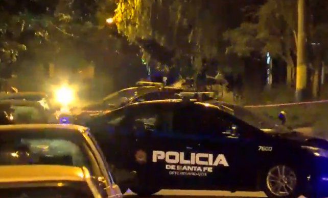 JoseljuarezJOSE's tweet photo. ROSARIO - ASESINAN UN HOMBRE EN LA ZONA SUR - Dorrego 5900 - Anoche 20.00 Hs - Unidad Policial comisionada al lugar por herido de AF, al arribo OBITO por Múltiples disparos. Identificado como RICARDO ENAMUEL CAUPOLAT (34). Junto al cuerpo 10 vainas servidas 9mm. En su ... https://t.co/0z2x2VjKZt