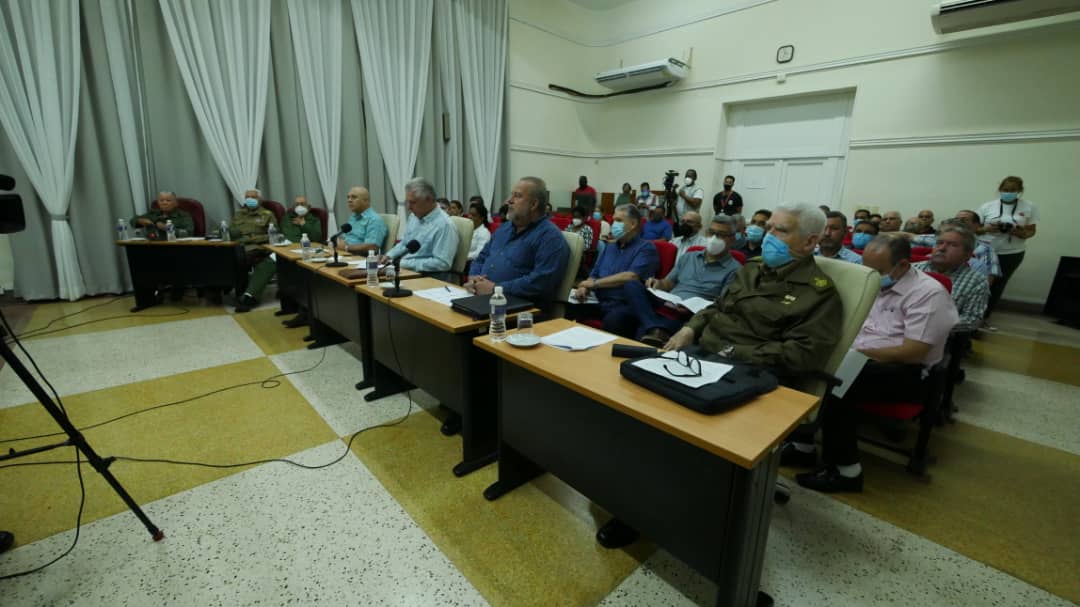 Bien temprano en la mañana, nos reunimos en la sede del Estado Mayor Nacional de la Defensa Civil en #LaHabana, para conocer sobre la situación hidrometeorológica actual en nuestro país, y pronóstico para las siguientes horas.
#SaldremosAdelante #GobiernoCuba🇨🇺