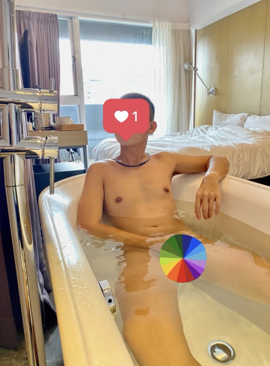 上個月的照片了🤣

能住到浴缸在床邊的房間
真的很新奇
退房前還是要拍個照留念一下XD