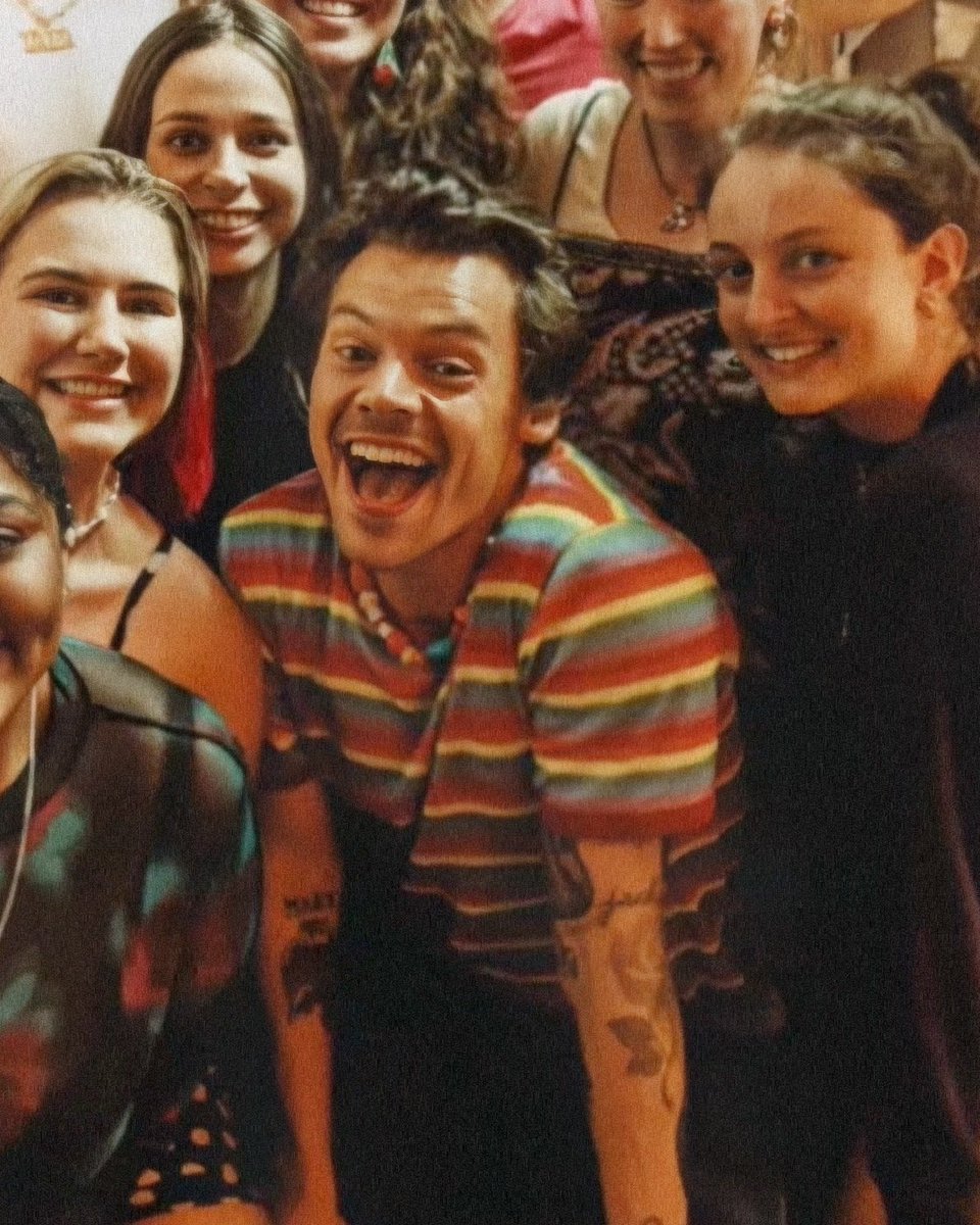 sunfflouwerry's tweet photo. harry styles            harry styles
2019                        2022 https://t.co/sW748r9Fal