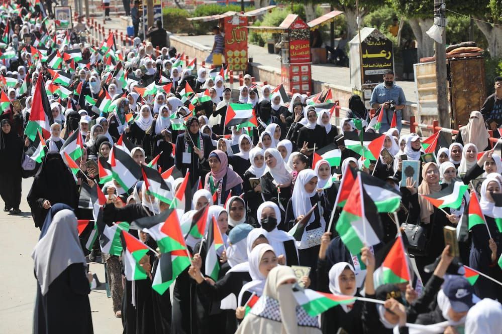 A procession of 800 Palestinian memorizers of the Holy Quran roams the streets of Gaza 🇵🇸
