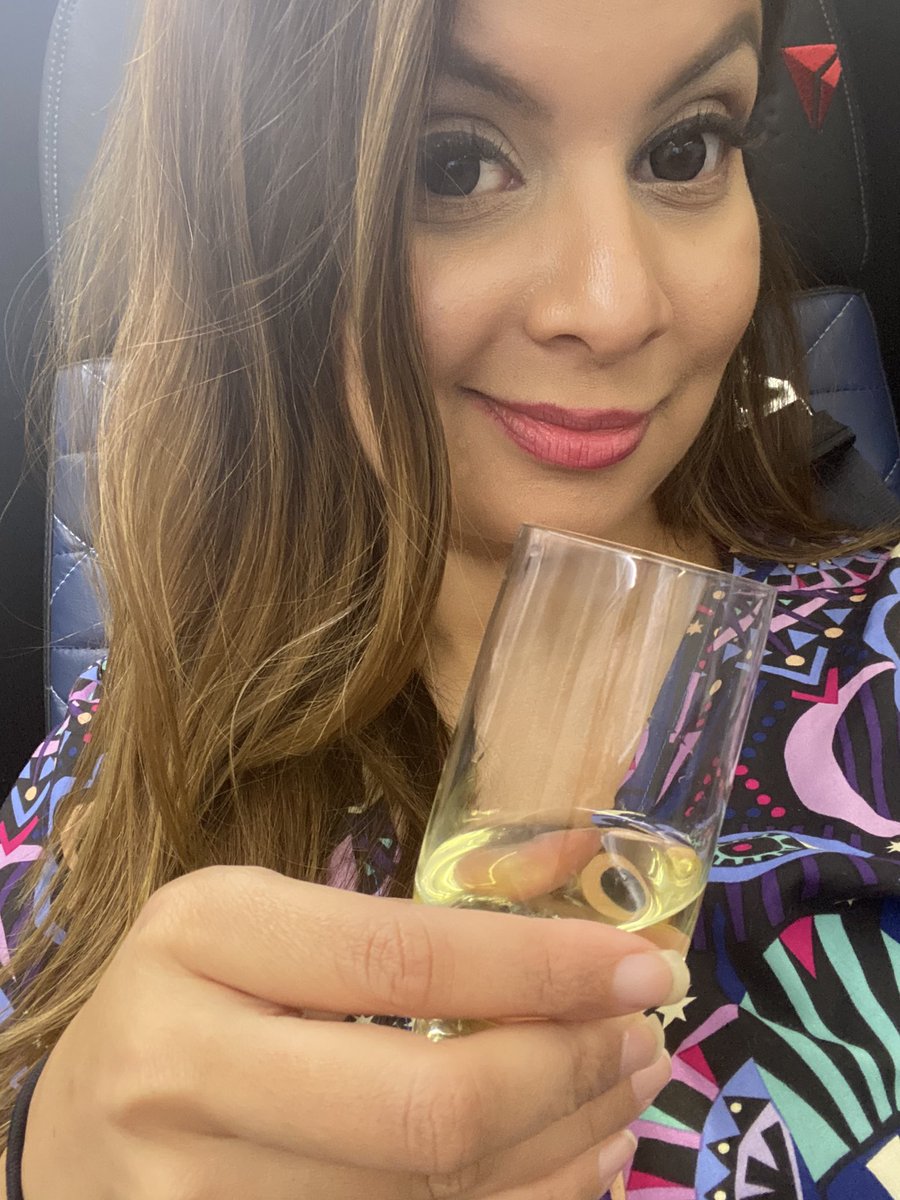 donasarkar's tweet image. #ScottishSummit &amp;amp; #AccessibilityHack bound 🇬🇧🏴󠁧󠁢󠁳󠁣󠁴󠁿

Time to do my favorite sport of sparkle wine + slide making while 🛫 over an ocean 😹

Who am I seeing in Glasgow? 🙋🏽‍♀️