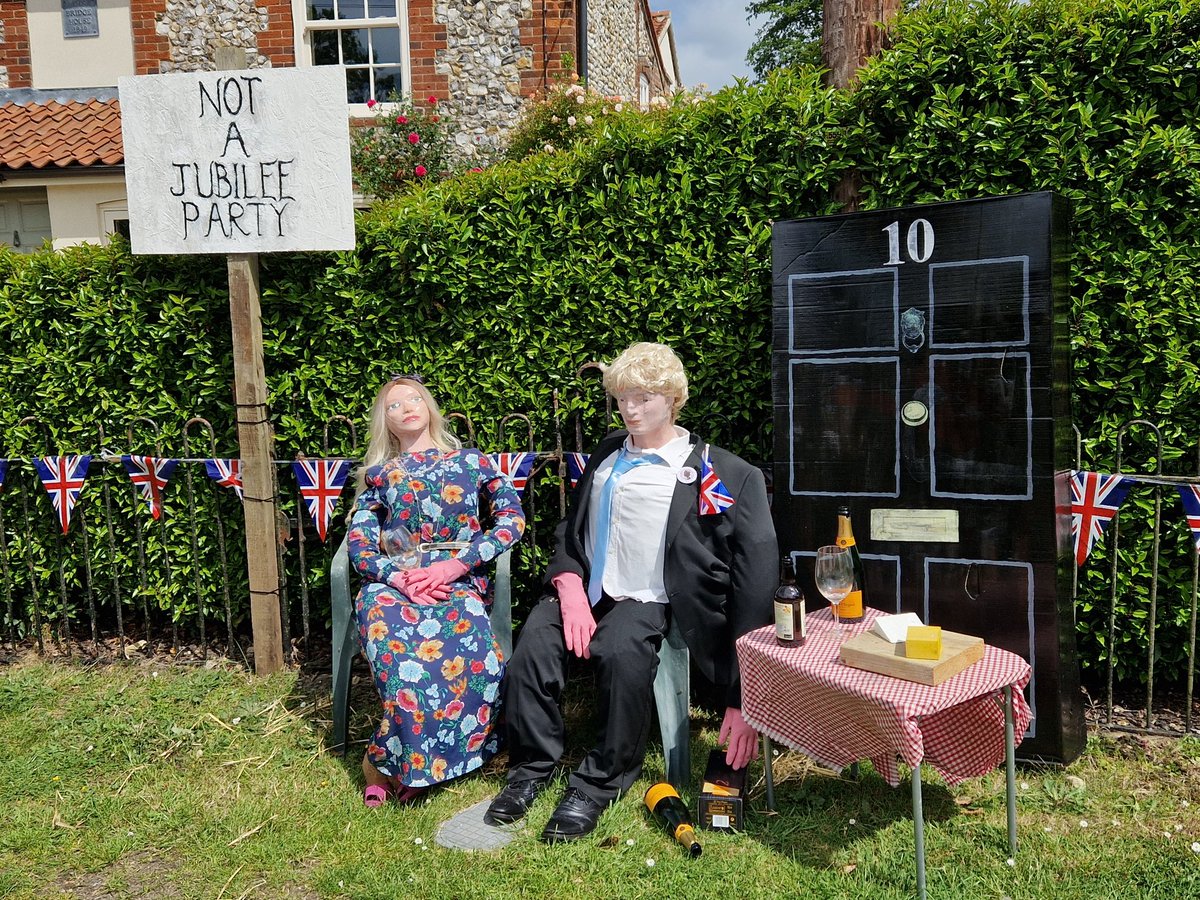 LaurieMenear's tweet photo. Delighted to see Boris and Carrie putting in an appearance among the village jubilee scarecrows in Gressenhall, Norfolk today. https://t.co/GnwBX93pMc