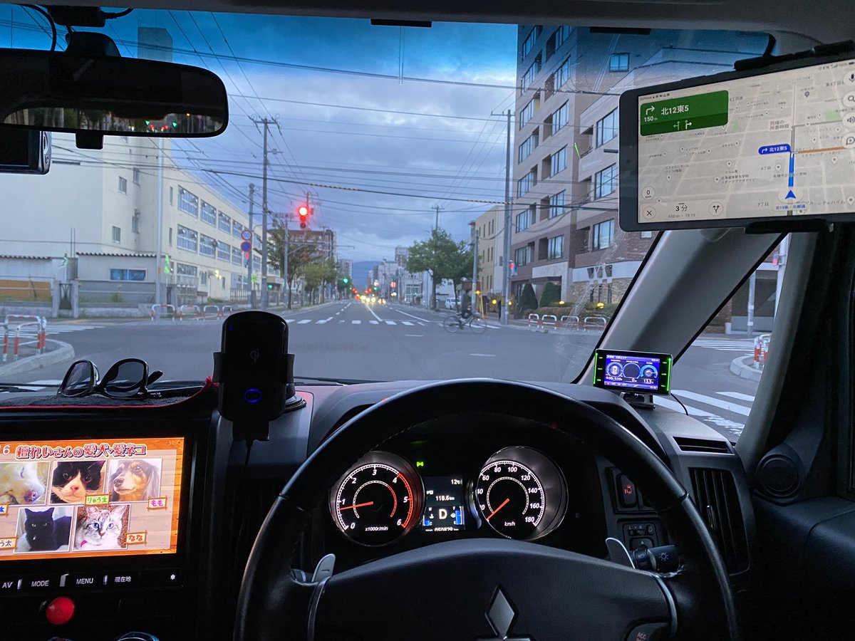 不要なタブレットの有効活用😁
タクシーみたいになったw
視野になるべく影響ないように👍
これで電話イヤホンでてもナビ切れない^_^後は携帯ミラーリングできれば満足😋