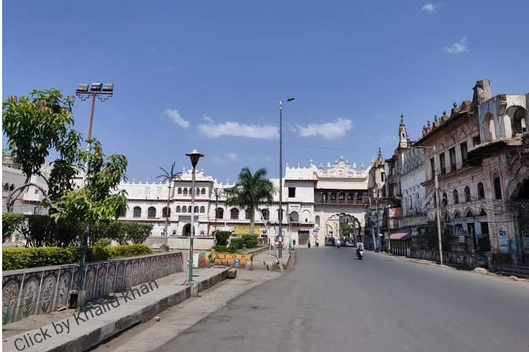 It's during early morning hours that there is no traffic on this otherwise busy route in Bhopal. Moti Mahal (in the front) and Shaukat Mahal on the right. Photo courtesy: Khalid Khan.
#Bhopal #BhopalHeritage #History #Heritage #Architecture