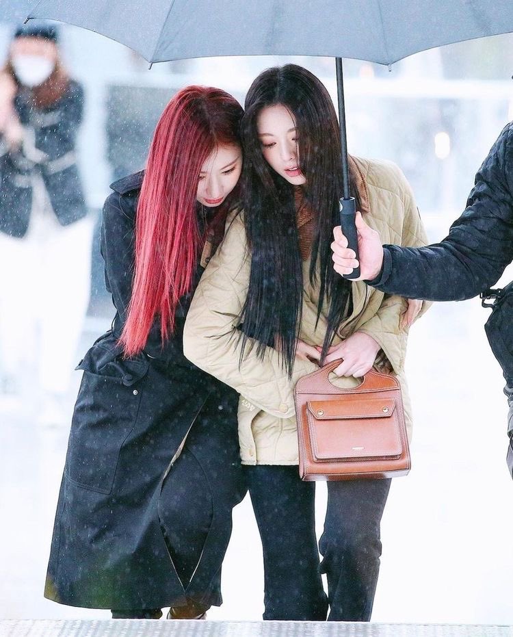 yunapizzaislyf's tweet photo. Happy birthday to one of the sweetest girls I know! Stay happy and healthy! Midzys are always here for you 💗

FOREVER WITH CHAERYEONG

#SunshineChaeryeongDay 
#생일자_채령나간다_길좀따까죠
@ITZYofficial https://t.co/GGlAqaW9WM