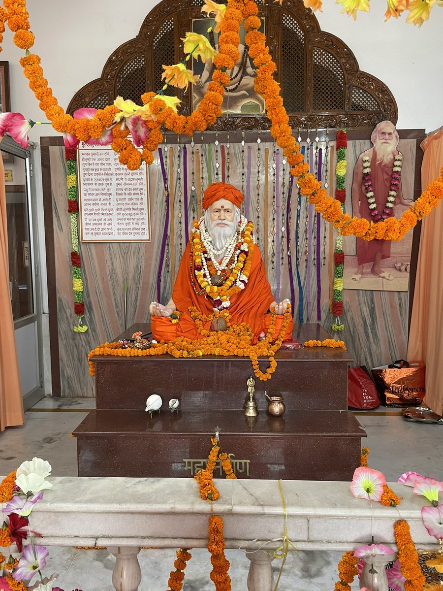 nisheets's tweet photo. “वह योग्यता दो,सत्कर्म कर लूँ । अपने ह्रदय में सद्भाव भर लूँ।। नर-तन है साधन,भवसिंधु तर लूँ । ऐसा समय फिर आये ना आये।। हे नाथ अब तो ऐसी कृपा हो। जीवन निरर्थक जाने न पाये ।।”
आज स्वामी पथिक जी महाराज का निर्वाण दिवस है
चित्र: समाधि मन्दिर, हरिद्वार
#Swami #Pathik
#Nirvan #Divas https://t.co/b2LqZ5qb5S