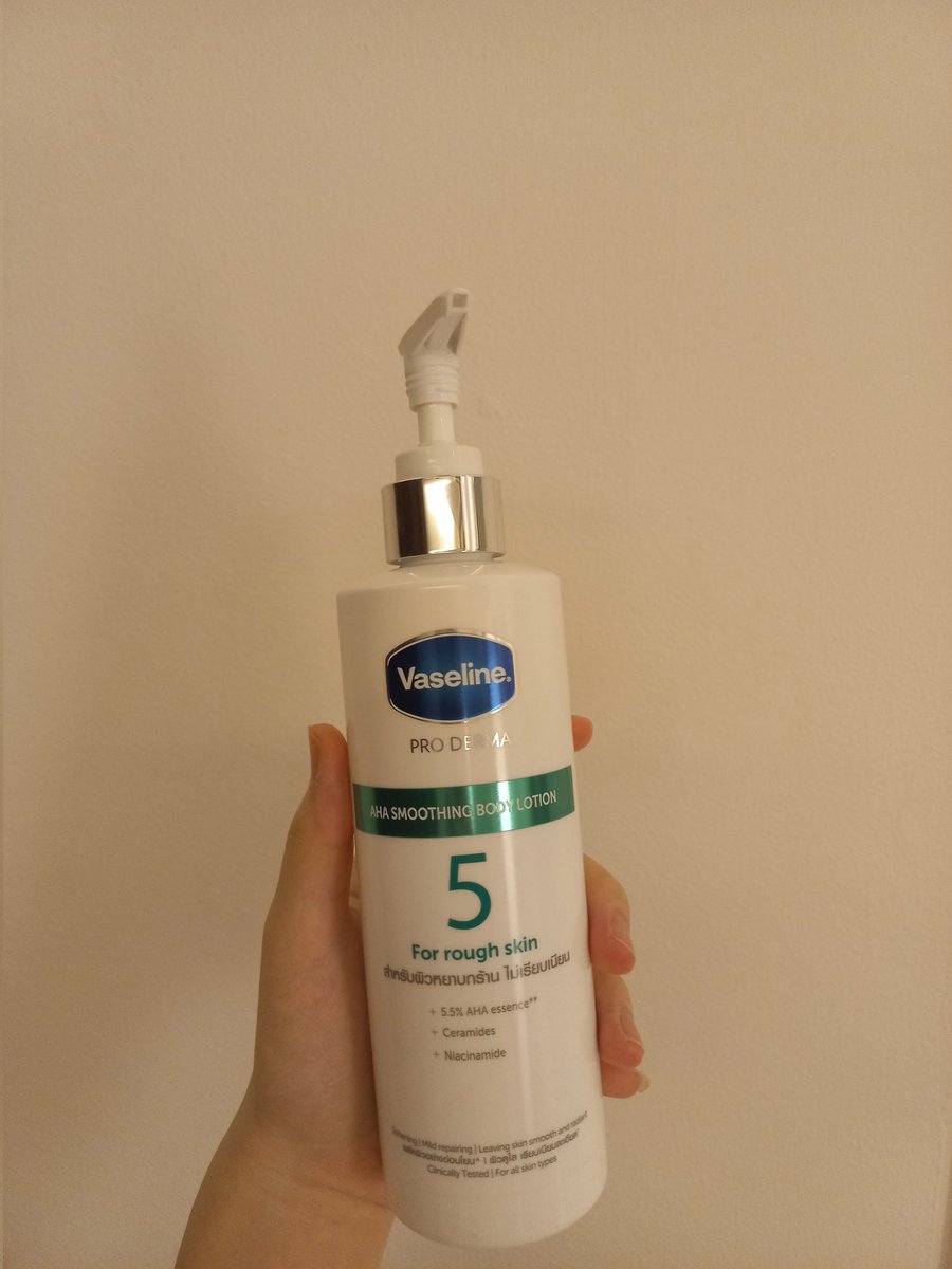 JaaaReview's tweet photo. Vaseline pro derma สูตรสีเขียว ส่วนตัวใช้ทั้งชมพูกับเขียวแล้วทั้งคู่ เนื้อต่างกันนะ เขียวเกลี่ยง่ายและแห้งไวกว่ามากๆ ใครชอบให้ชุ่มชื้นหน่อยสีชมพูดีกว่า ใช้แล้วไม่ได้ทำให้ขาวขึ้นอะไร แต่รู้สึกผิวกระจ่างใส ผิวเนียนขึ้นจริงๆ รับรองจากคนรอบตัวที่ทักเราหลายคน

10/10

#ใช้ดีบอกต่อ https://t.co/jtJSWH5sRB