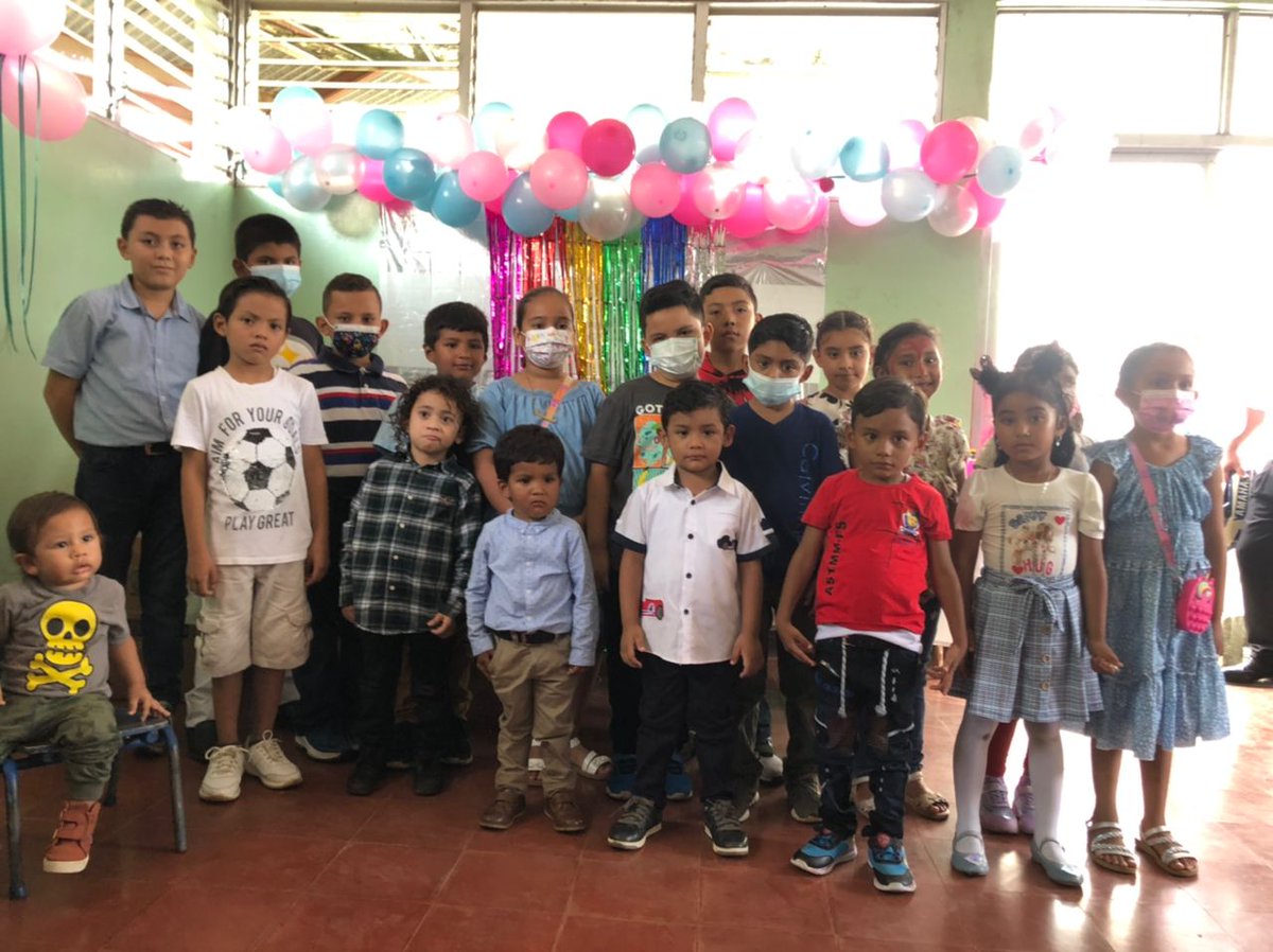 Silais_Leon's tweet photo. #4319FuerzaDeVictorias 
Entre golosinas, piñatas y mucha alegría trabajadores de la Salud del Centro de Salud Mantica Berio #SilaisLeón celebran el día del niño con sus hijos fomentando la unión familiar y compañerismo #SaludEnFamiliaYComunidad https://t.co/0s0oMS60Jd