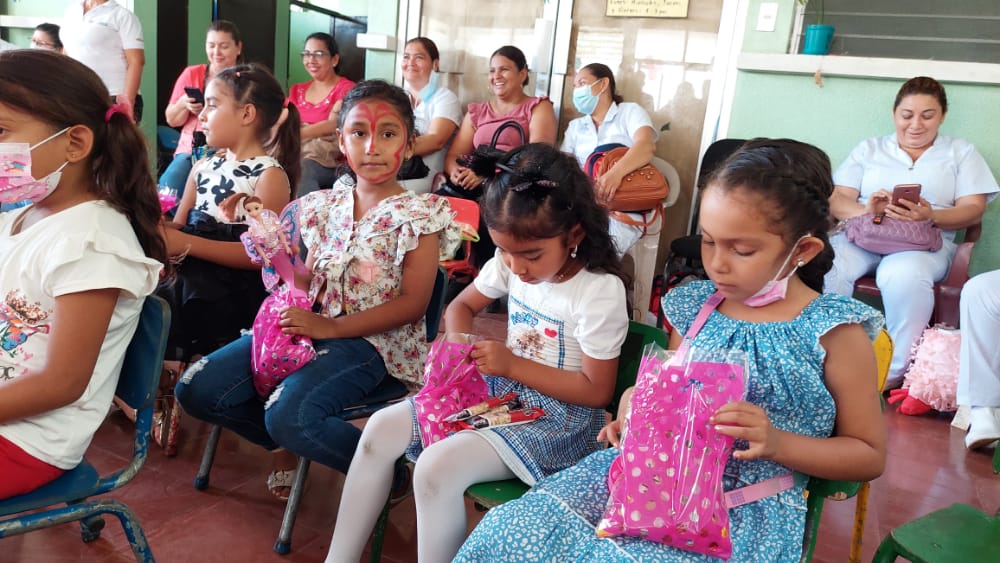 Silais_Leon's tweet photo. #4319FuerzaDeVictorias 
Entre golosinas, piñatas y mucha alegría trabajadores de la Salud del Centro de Salud Mantica Berio #SilaisLeón celebran el día del niño con sus hijos fomentando la unión familiar y compañerismo #SaludEnFamiliaYComunidad https://t.co/0s0oMS60Jd