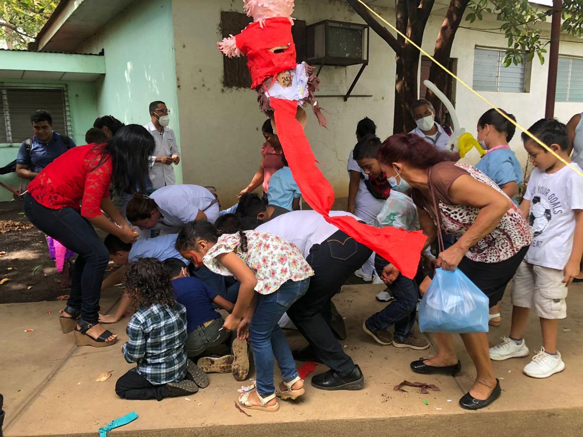 Silais_Leon's tweet photo. #4319FuerzaDeVictorias 
Entre golosinas, piñatas y mucha alegría trabajadores de la Salud del Centro de Salud Mantica Berio #SilaisLeón celebran el día del niño con sus hijos fomentando la unión familiar y compañerismo #SaludEnFamiliaYComunidad https://t.co/0s0oMS60Jd