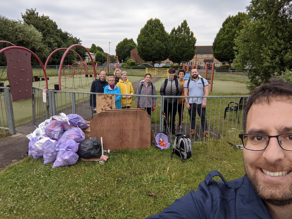 CavershamTidy's tweet image. Some drizzle didn&apos;t stop our volunteers who this morning litter picked along Nire Rd, Rhine Cl &amp;amp; Honey Meadow Cl. We notice less littering but fly-tipping is still a problem. Hopefully free bulky waste collection will help in the medium-long term.
#keepCavershamTidy #trashtag