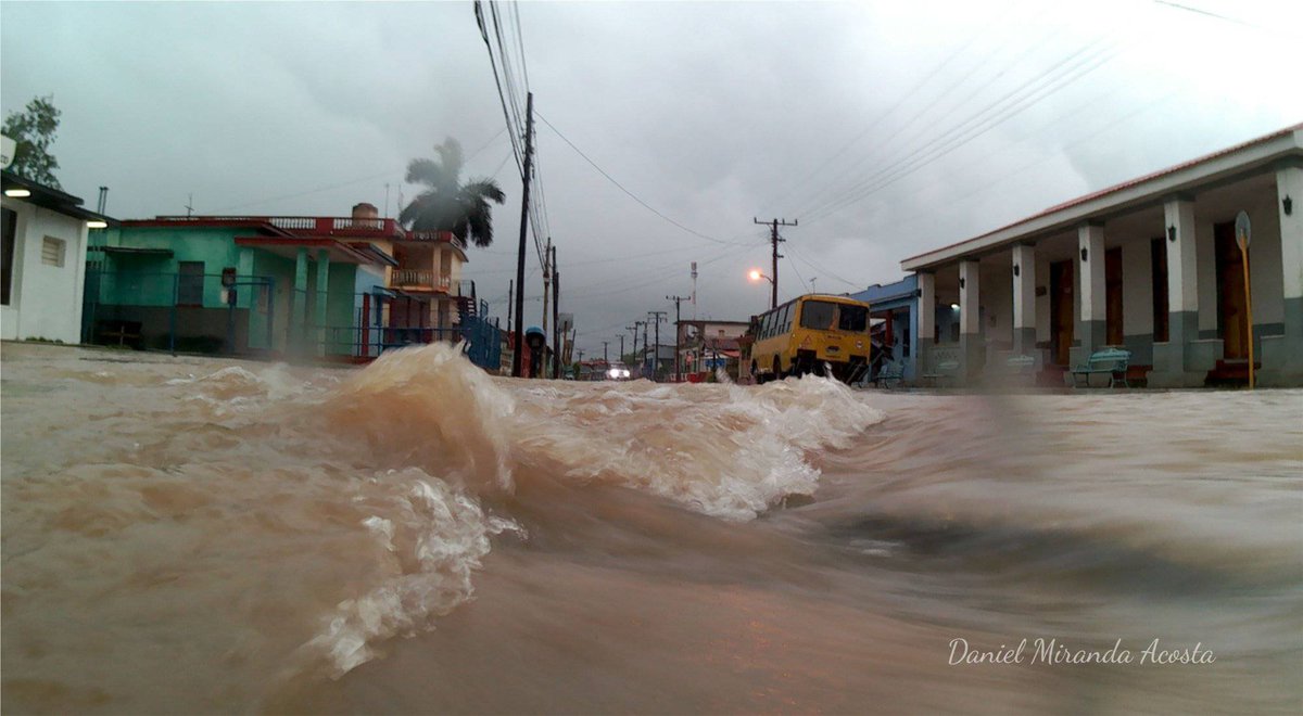 El ojo mágico de Daniel Miranda, registró como la lluvia atrapó a la Ciudad Condal de Jaruco, #Mayabeque.