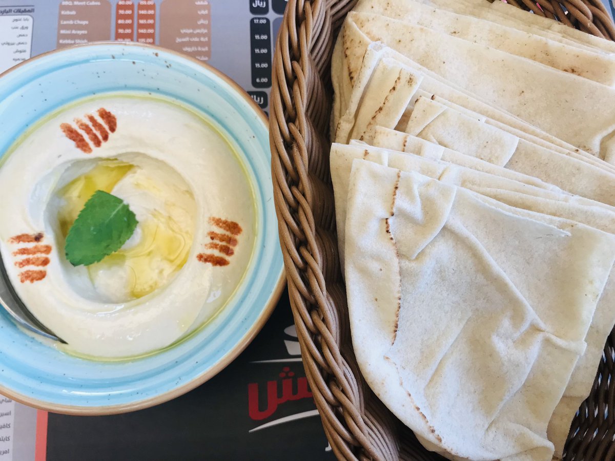 lavleeferlenssi's tweet image. Appetizers ~ #Hummous #VineLeaves #Kubous from Dr. Ryash in #LandmarkMall 🫓 #CamFamFoodDiary2022 #MyHealthMyWealth #MadeInJordan #WeekendInDoha #HappyWeekendDoha #Zomato #ZomatoQatar 🍋