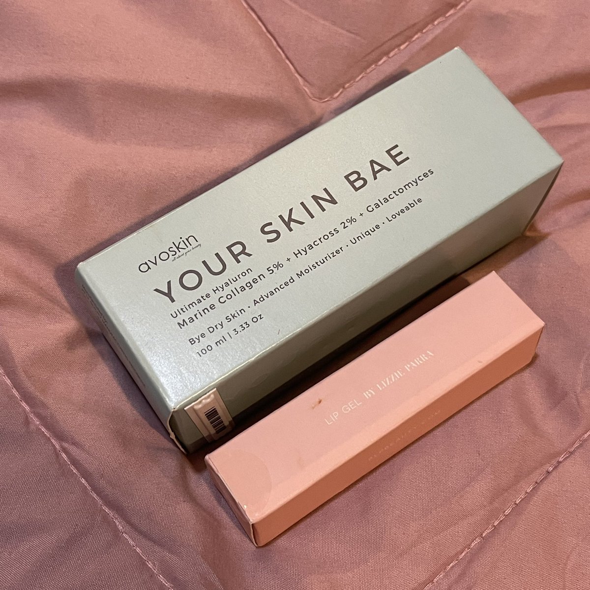 alxcgnwn's tweet photo. GIVEAWAY KILAT

1 Pemenang, dapat 2 item ini:
Avoskin Your Skin Bae Ultimate Hyaluron Toner
BLP Lip Gel Shade Marigold

How to enter:
Follow @alxcgnwn on Twitter
RT + Like tweet ini udah itu aja.

Tutup besek 5 Mei jam 7:30 malam. Pemenang dipilih secara acak. 
Good luck. https://t.co/DsZEnE6Cx0