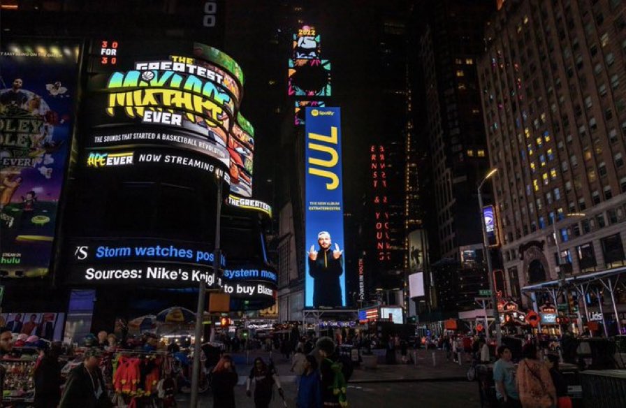 ShadesFrance's tweet image. Le dernier album de JUL, affiché en plein Times Square 🇺🇸