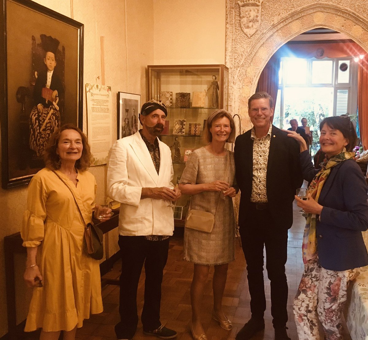 couperusmuseum's tweet photo. Gisteren was de opening van de expositie ‘Couperus en de stille kracht’ in het Louis Couperus Museum door Yvonne Keuls. Zij had een prachtig verhaal over haar ervaring met de stille kracht. De tentoonstelling is gemaakt door Caroline de Westenholz samen met Albert Kroezemann. https://t.co/ncULB62Its