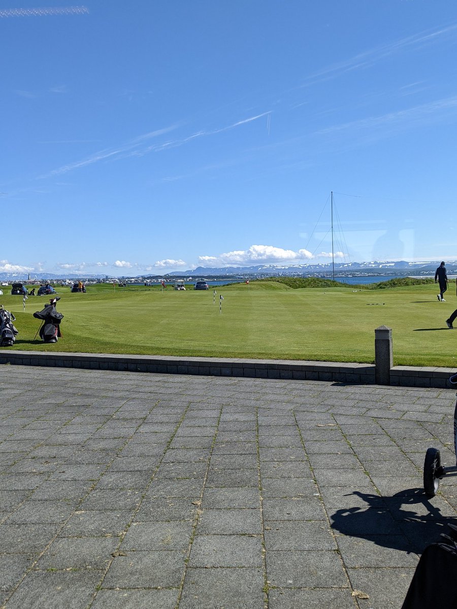 BHannesson's tweet photo. Something so satisfying about the shine on fescue greens in this ☀️ weather https://t.co/9JvZiiCtyU