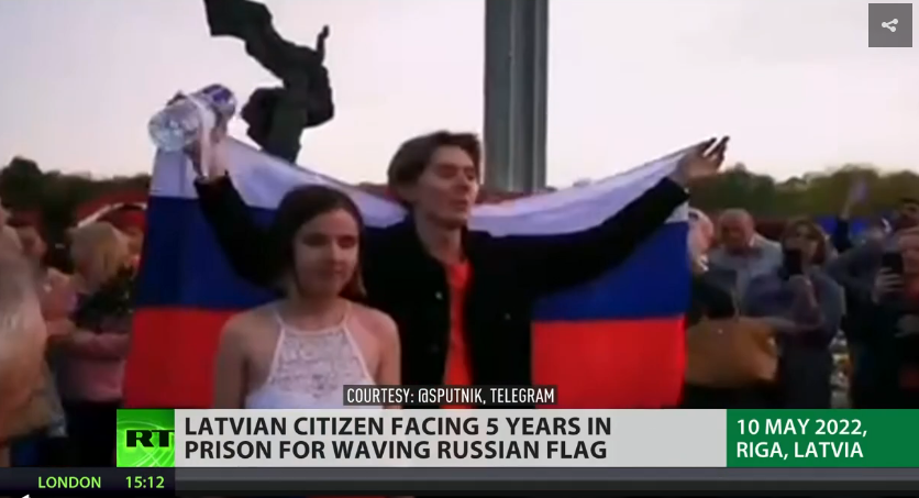 RTLive　5月10日にラトビアのリガでロシア国旗を掲げた19歳の若者が、投獄され刑期5年。ナチス打倒を祝う戦勝記念日にロシア国旗を出すと逮捕される世の中。ラトビアの法律ではいかなる国旗を掲げても違法ではない、と弁護士らしき人が言っていた。 