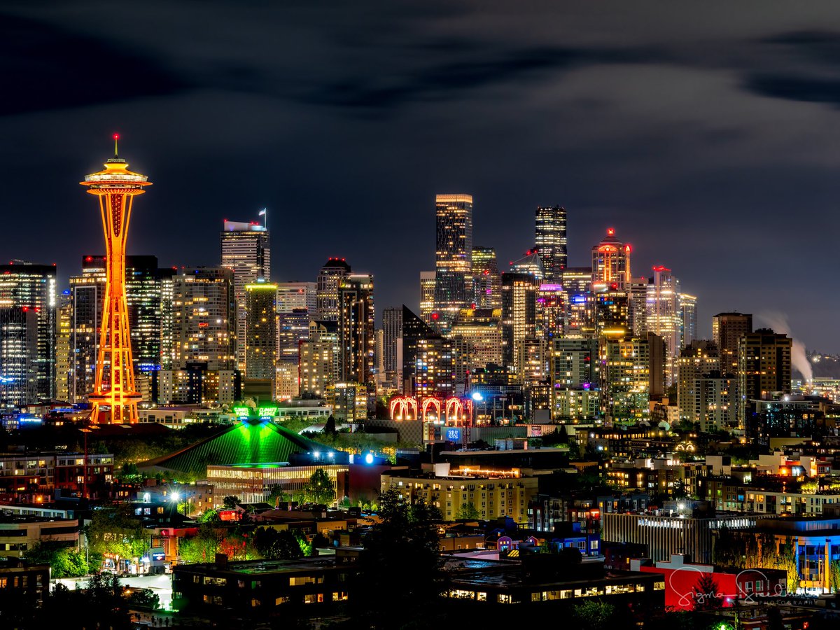 #SpaceNeedle and other #Seattle landmarks along with various buildings across the nation lit up in orange, in recognition of #GunViolenceAwarenessDay #WearOrange movement last night.