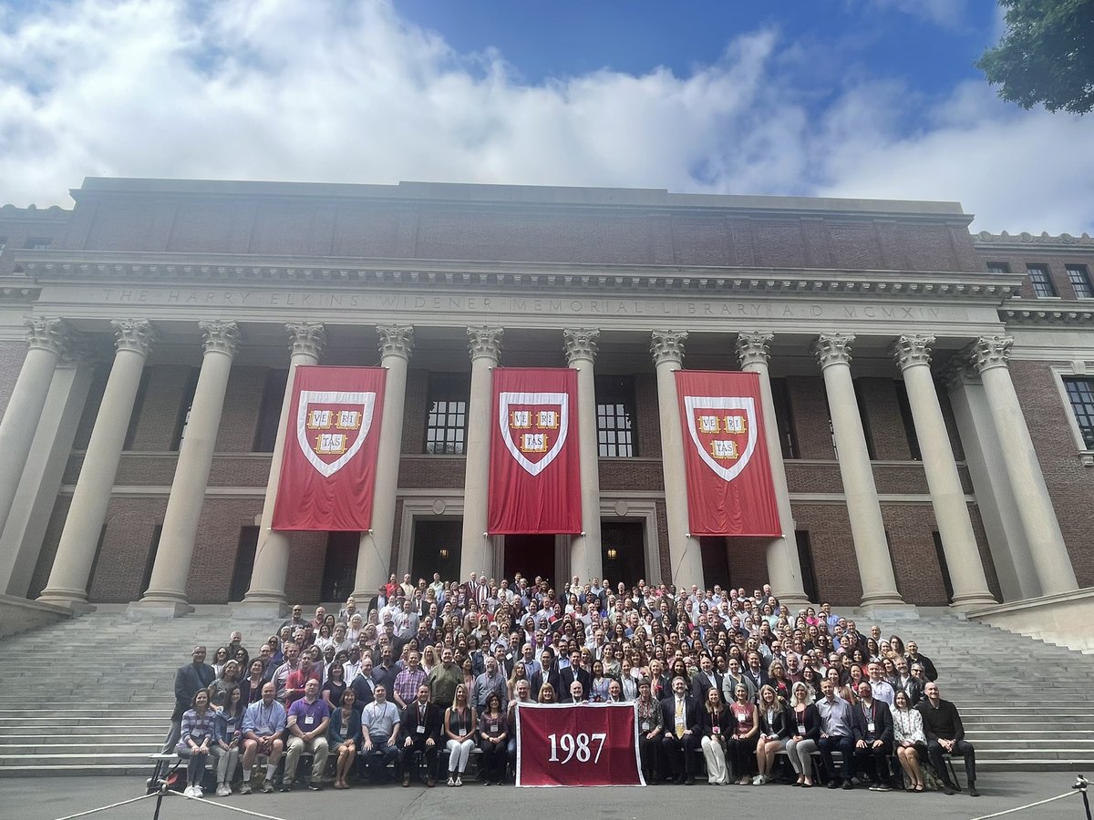 HarvardAlumni's tweet photo. Beautiful day for class photos of #Harvard87 and #Harvard02! #HarvardReunions https://t.co/HPRHbCQAbo