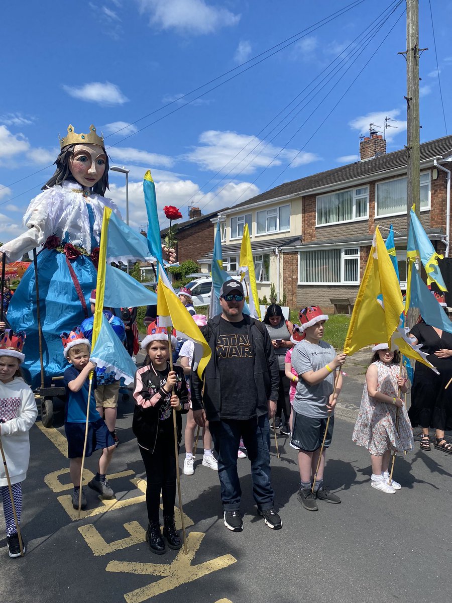 svpprimary's tweet photo. Brilliant day for SVP’s art club at the Kings, Queens and Mr Lear parade! #KnowsleyBoroughOfCulture https://t.co/5bZ4iKIoVC