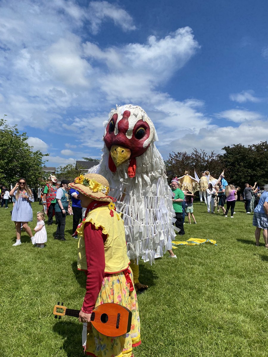 svpprimary's tweet photo. Brilliant day for SVP’s art club at the Kings, Queens and Mr Lear parade! #KnowsleyBoroughOfCulture https://t.co/5bZ4iKIoVC