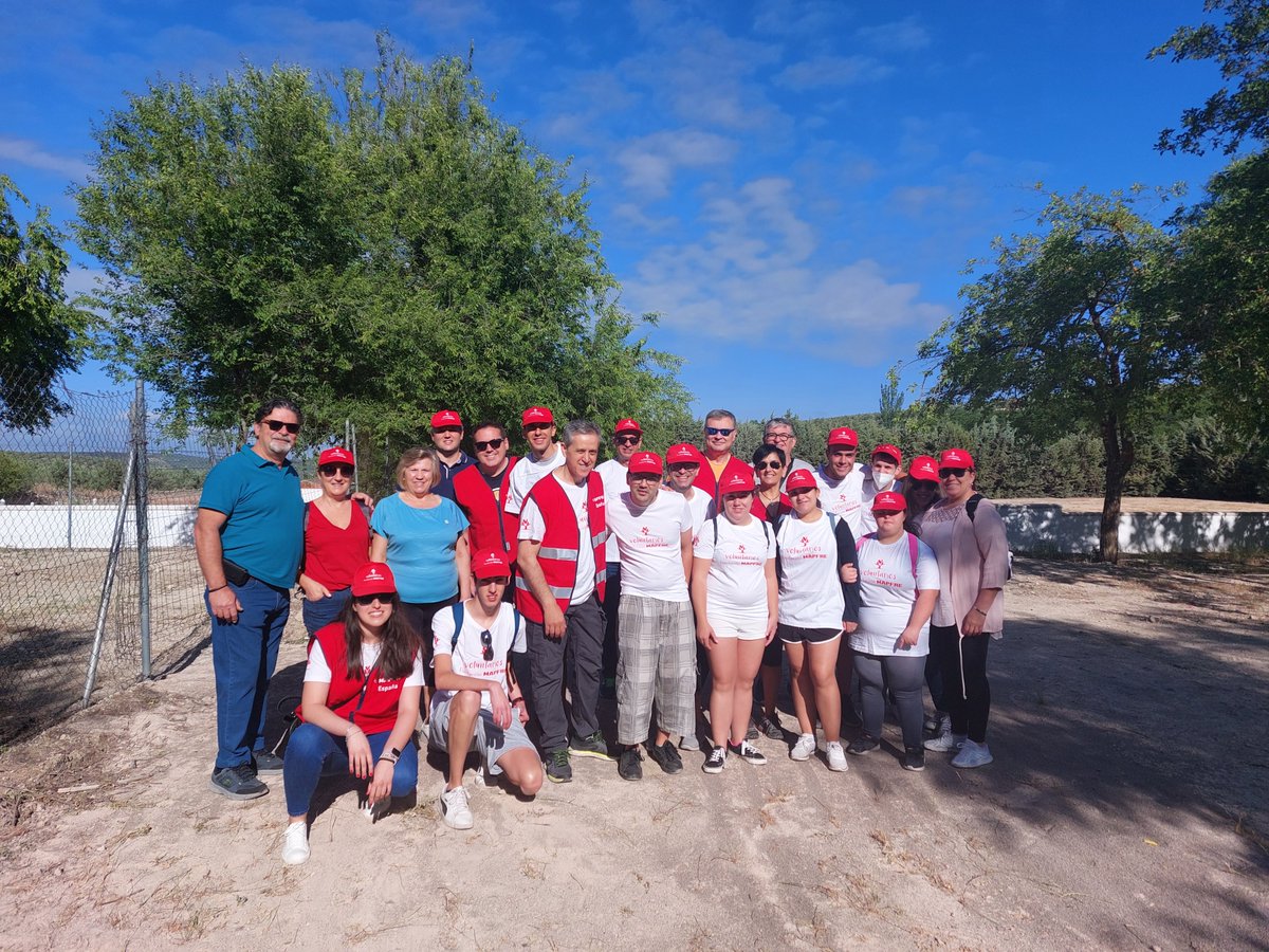CarlosV90154420's tweet photo. #VoluntariosMAPFRE,jóvenes y familiares @Aprompsi Ubeda hemos limpiado alrededores zona recreativa pedania Santa Eulalia de Ubeda. Gymkana con diferentes juegos y almuerzo de convivencia. #SomosMapfre.@mapfre acompañando a personas con discapacidad intelectual. #LaParteQueNosToca https://t.co/glx6cAg9AZ
