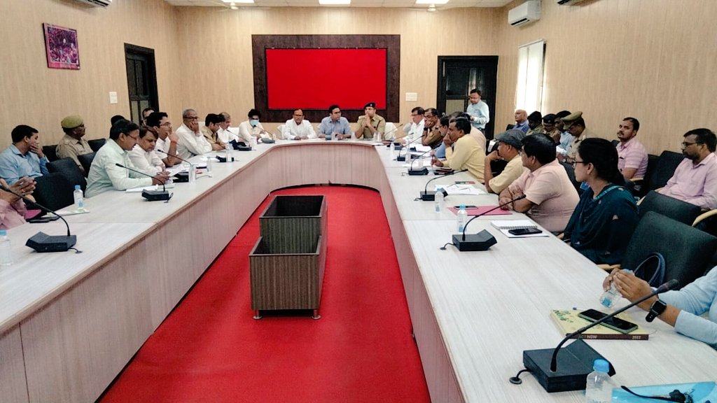 DMMathura1's tweet photo. माननीय विधायक गोवर्धन ठा0 मेघश्याम सिंह और वरिष्ठ पुलिस अधीक्षक डॉ0 गौरव ग्रोवर के साथ राजकीय मुड़िया पूनों मेला एवं गंगा दशहरा की व्यवस्थाओं के संबंध में सभी जिला स्तरीय अधिकारियों की बैठक ली तथा आवश्यक दिशा-निर्देश दिए l https://t.co/kBd5PkT3g8
