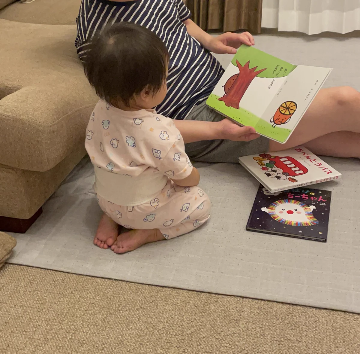 可愛い赤ちゃん♪絵本を読んでもらう時は正座スタイル。