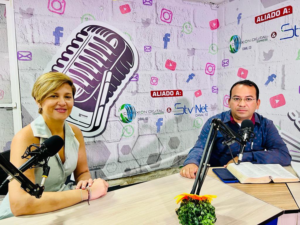 Veronicalcocerg's tweet photo. Estoy en vivo desde mi tierra, Sincelejo, en @MasTVSincelejo 🎥 Pueden conectarse y ver la entrevista aquí: https://t.co/nLhPnYBkEd https://t.co/wMyKeCnAd1