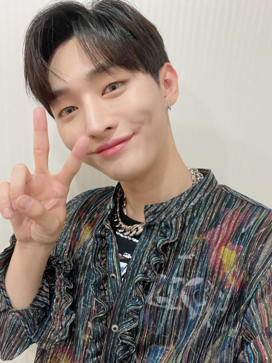 jisung_note's tweet photo. * 220604 윤지성 떡밥 정리

⑴ 에버라인 대면 팬사인회
⑵ 에버라인 영통 팬사인회
⑶ 공트 [# 오늘의윤잘생] 사진 2
⑷ 룽스타스토리 사진 1 https://t.co/p2otjn14NS