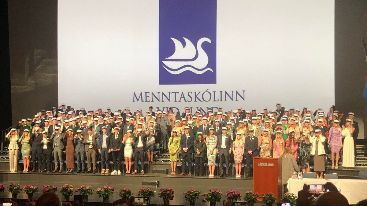 Veðurguðirnir léku sannarlega við 163 nýstúdenta sem brautskráðust frá Menntaskólanum við Sund í dag. 
Til hamingju nýstúdentar og aðstandendur, framtíðin er sannarlega björt 🤩
#msund #msingar #brautskráning #stúdent2022
Sjá meira hér: msund.is/frettir/163-ne…