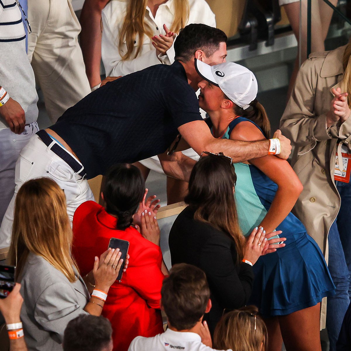 brfootball's tweet photo. Robert Lewandowski was in Paris to watch fellow Pole Iga Świątek win the French Open 🇵🇱🎾 https://t.co/ELlm63JDpE