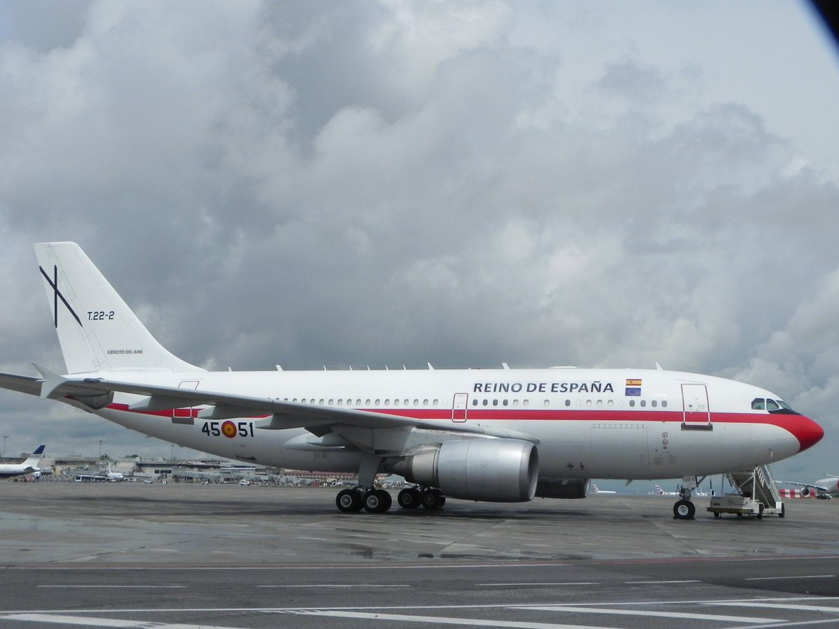 Sánchez ha viajado a Moldavia en el avión más grande y contaminante del que dispone: el Airbus A-310. 

Solo porque quería llevarse a todo el equipo de grabación de su serie.

Un viaje que nos cuesta miles de euros y que no veréis en los medios.